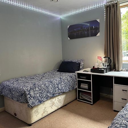 London Gateway Get-Away Apartment Hounslow Bagian luar foto
